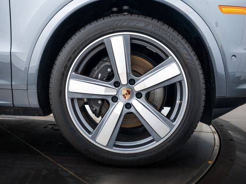 Certified 2026 Porsche Cayenne AWD/4WD image 11