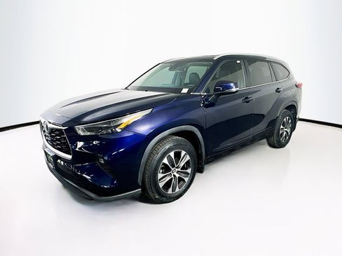 Used 2023 Toyota Highlander XLE FWD image 3