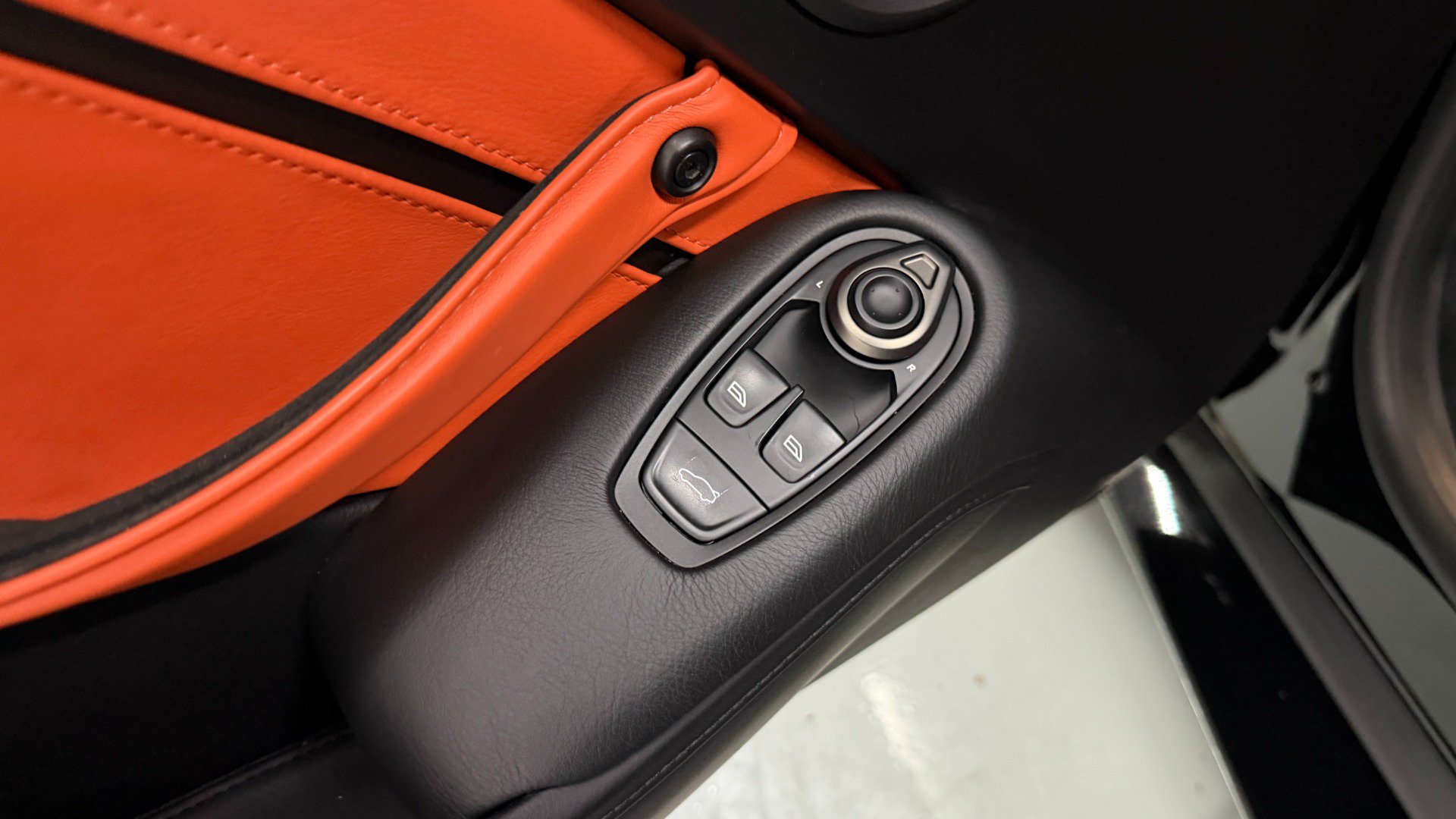 Used 2021 Aston Martin V8 Vantage Coupe RWD image 32