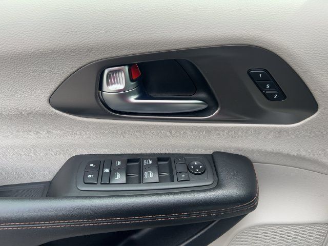 Used 2020 Chrysler Pacifica Touring-L FWD image 17