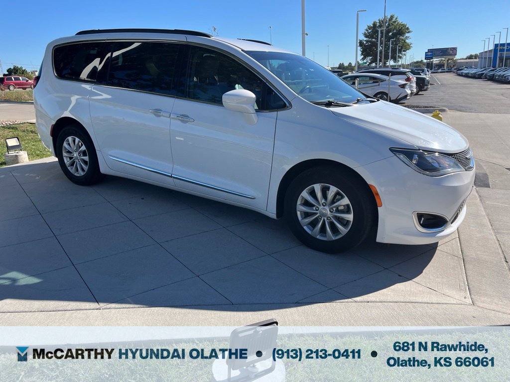 Used 2017 Chrysler Pacifica Touring-L FWD image 11
