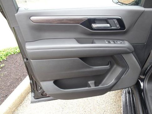 Used 2025 Chevrolet Tahoe LS RWD image 8