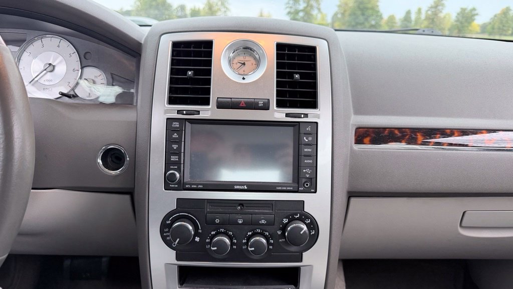 Used 2009 Chrysler 300 C RWD image 14