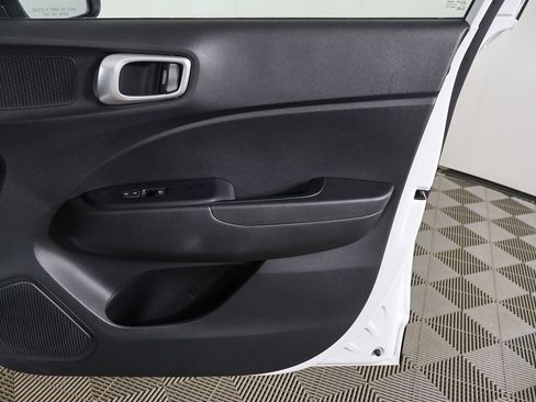 Used 2020 Hyundai Venue SE image 35