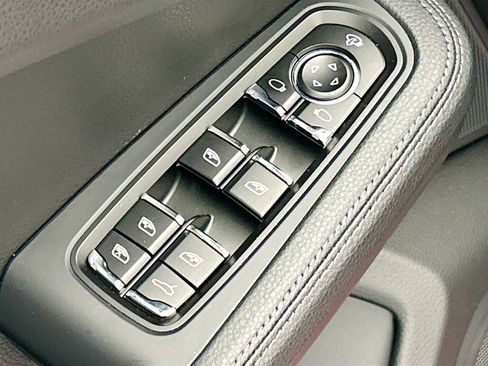 Used 2026 Porsche Macan AWD/4WD image 23