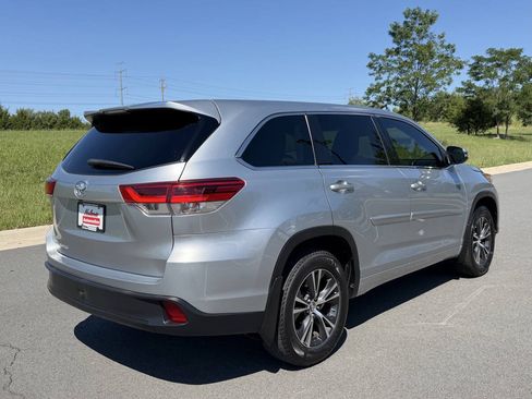 Used 2018 Toyota Highlander LE FWD image 5