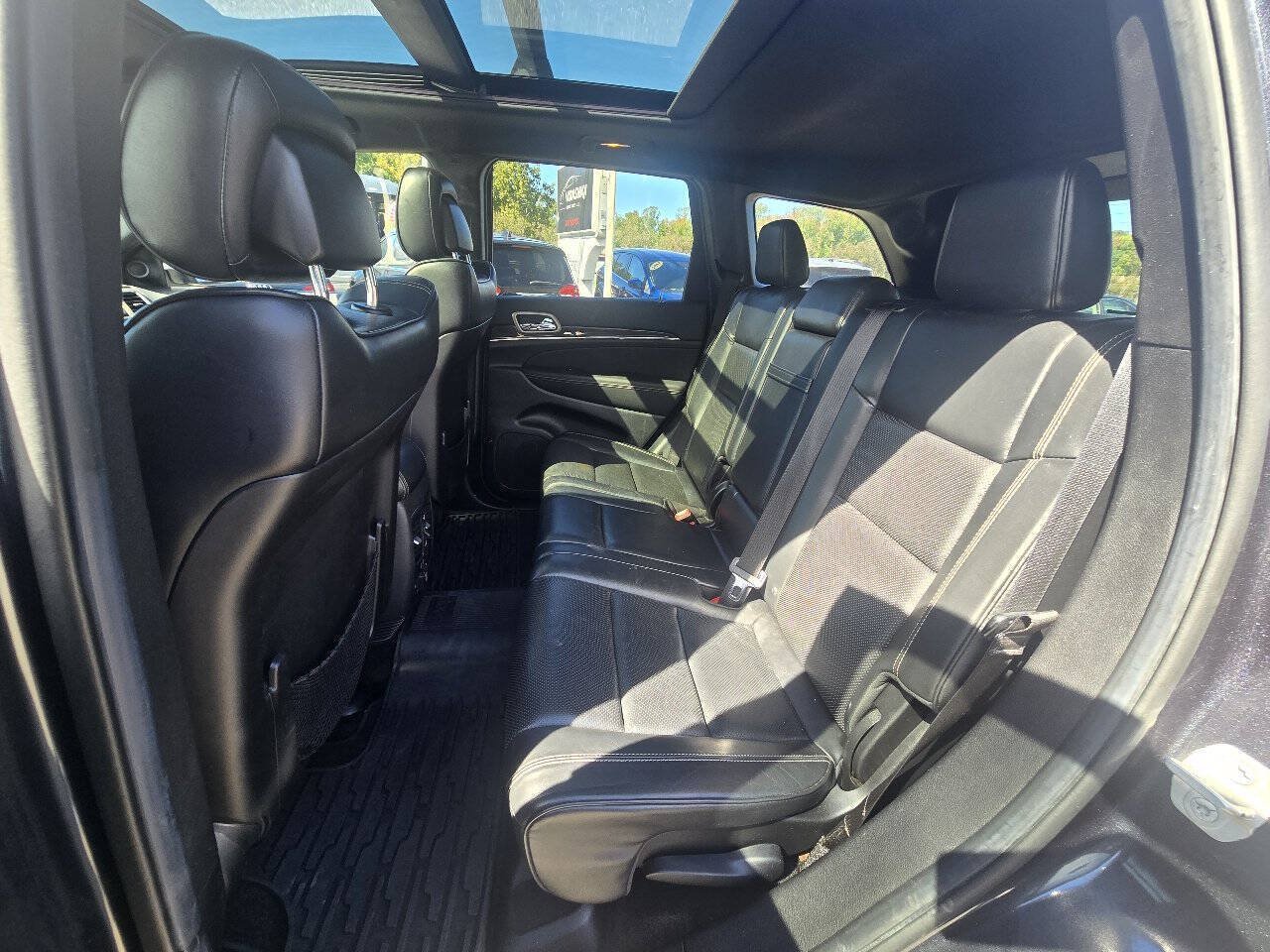 Used 2014 Jeep Grand Cherokee Overland w/ Advanced Technology Group AWD/4WD image 23