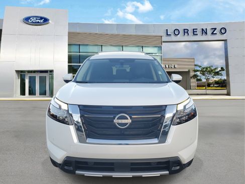 Used 2025 Nissan Pathfinder SL image 2