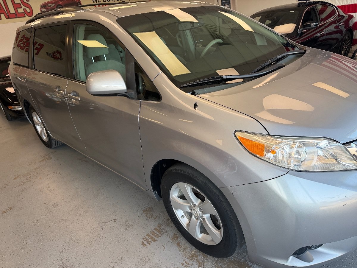 Used 2011 Toyota Sienna LE FWD image 3