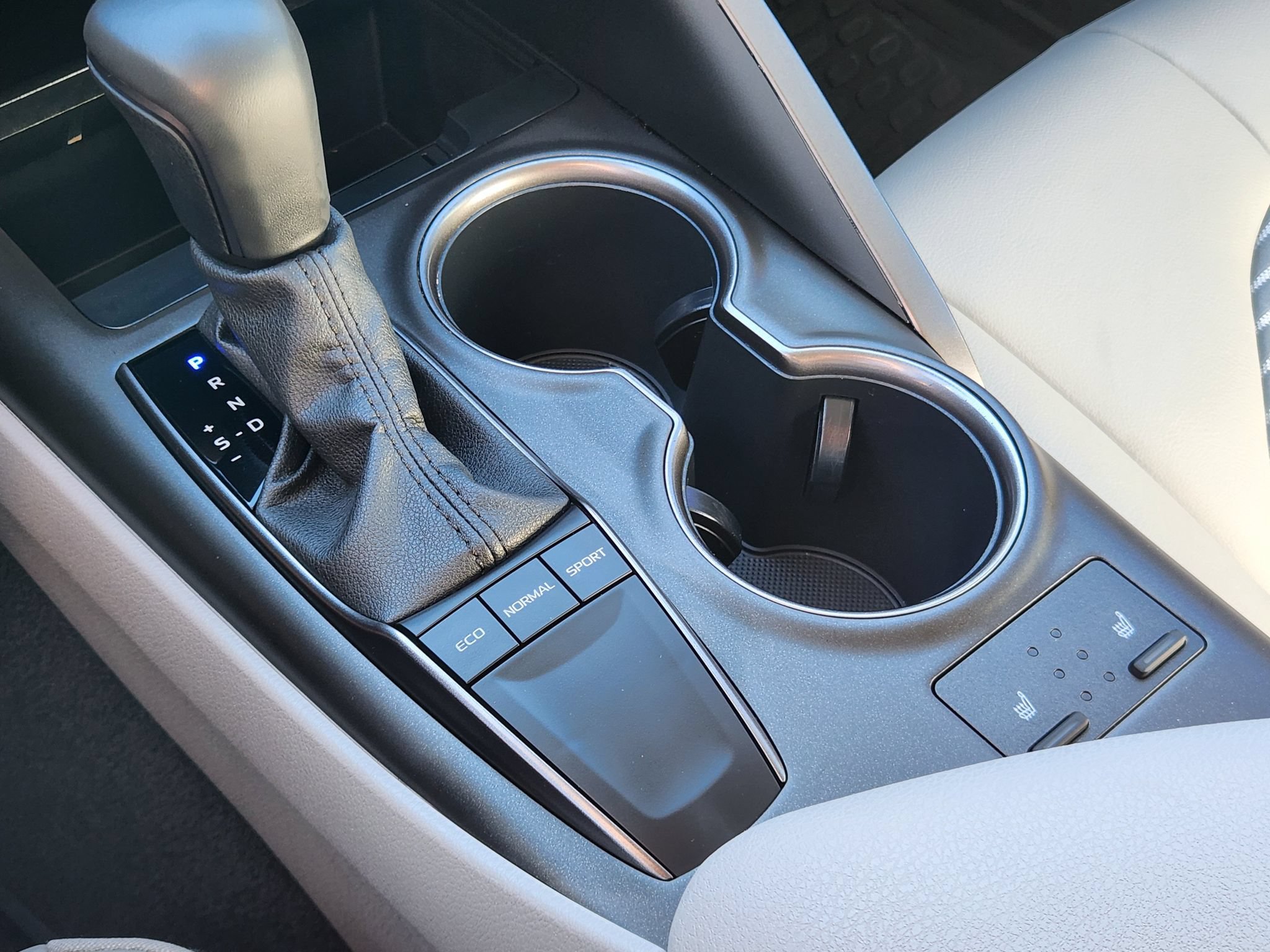 Used 2024 Toyota Camry SE w/ Cold Weather Package FWD image 27