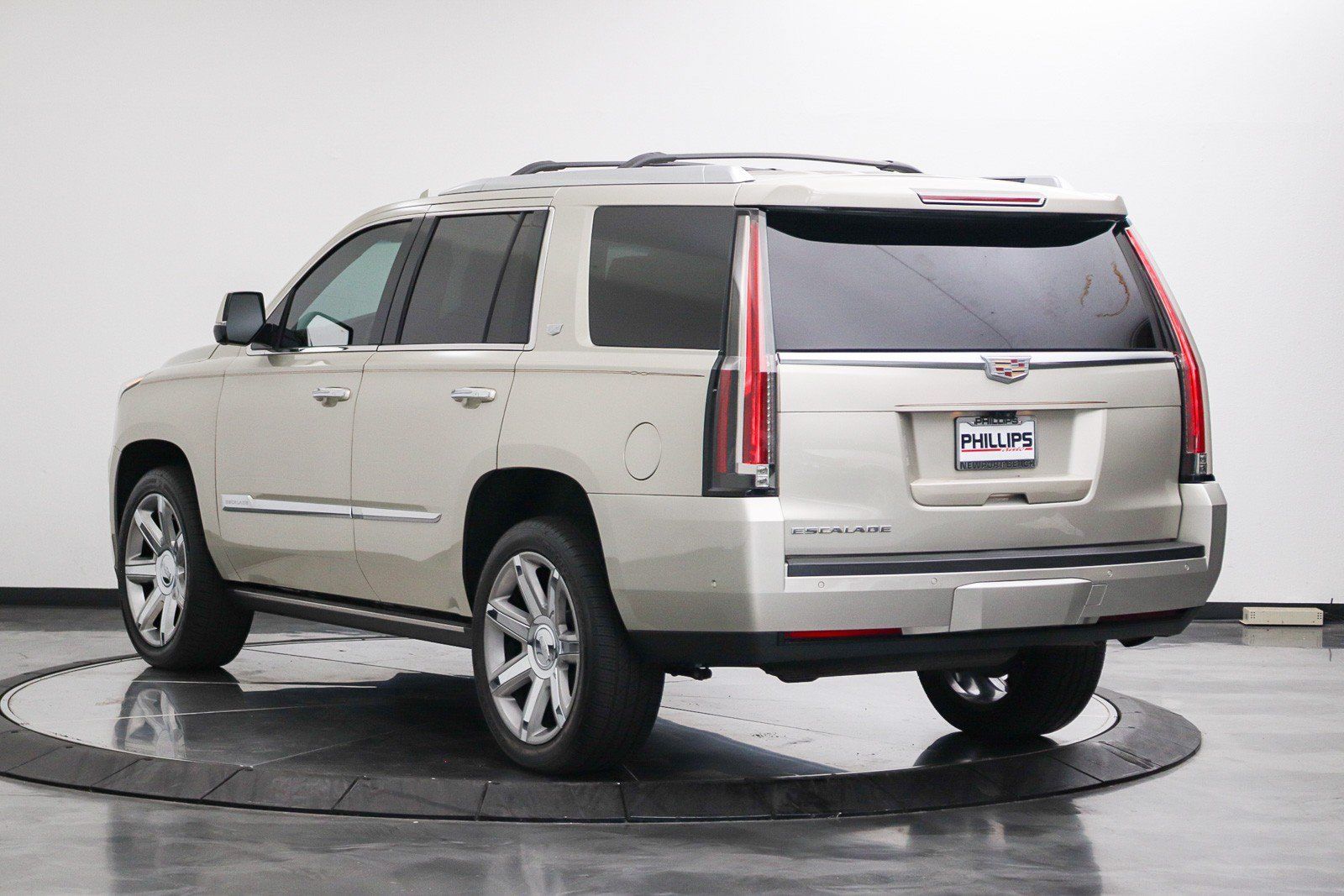 Used 2017 Cadillac Escalade Premium Luxury AWD/4WD image 3
