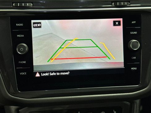 Used 2023 Volkswagen Tiguan SE w/ Panoramic Sunroof Package FWD image 19