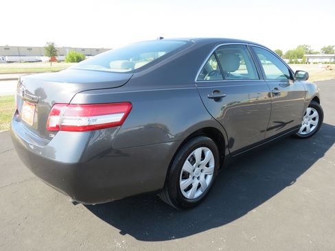 Used 2010 Toyota Camry SE image 6