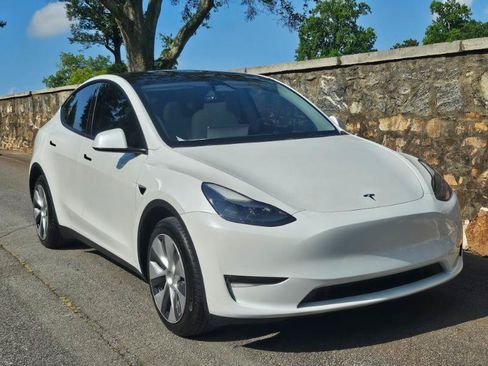 Used 2023 Tesla Model Y AWD image 12