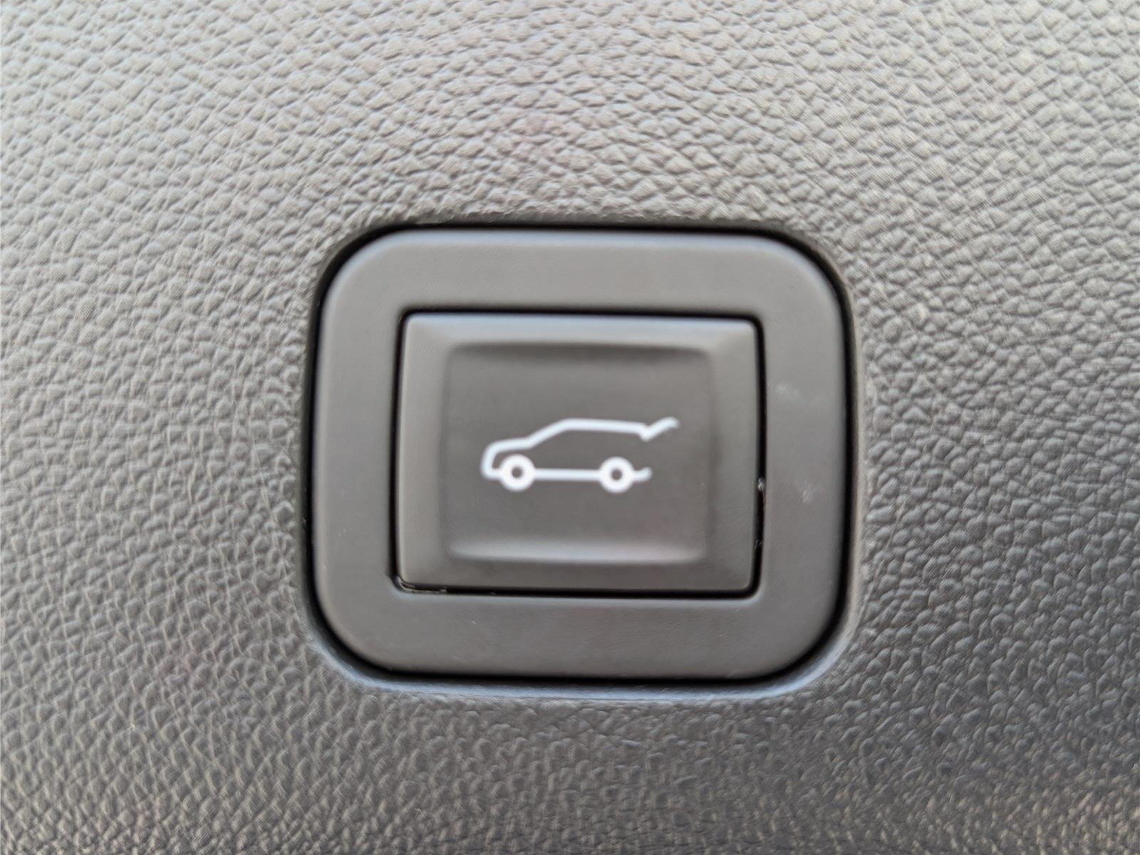 Used 2025 GMC Yukon XL Denali AWD/4WD image 15