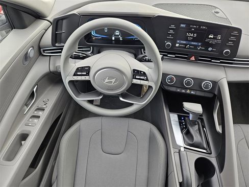 New 2025 Hyundai Elantra SE image 25