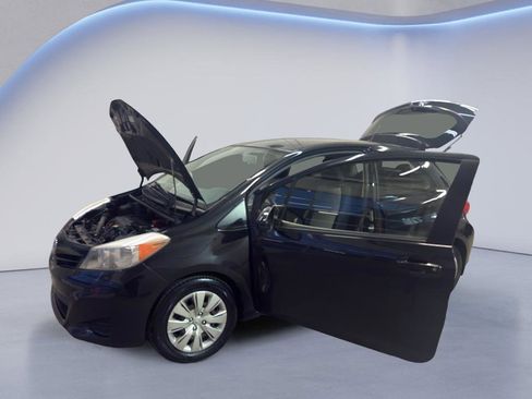 Used 2013 Toyota Yaris L image 9