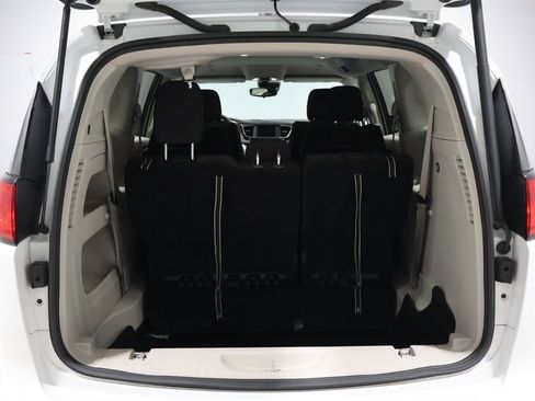 Used 2023 Chrysler Voyager LX image 4