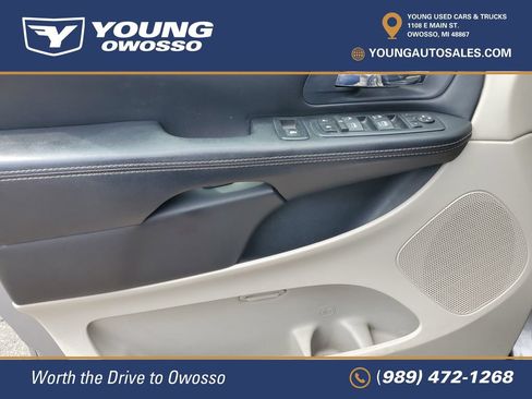 Used 2016 Chrysler Town & Country Touring-L FWD image 24