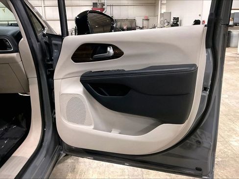Used 2023 Chrysler Pacifica Limited image 23