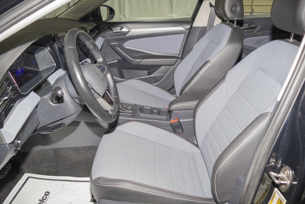 Used 2025 Volkswagen Jetta SE FWD image 11