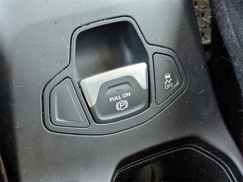 Used 2019 Jeep Renegade Latitude w/ Cold Weather Group image 26