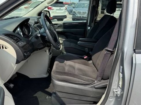 Used 2018 Dodge Grand Caravan SE w/ UConnect Hands-Free Group FWD image 15