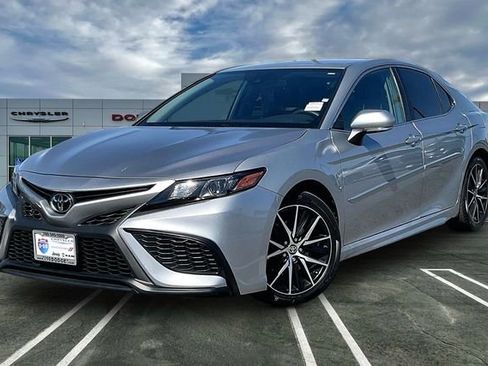 Used 2024 Toyota Camry SE image 1