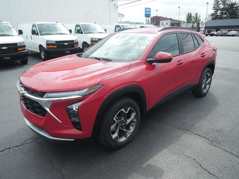 New 2026 Chevrolet Trax LT w/ Driver Confidence Package FWD image 3