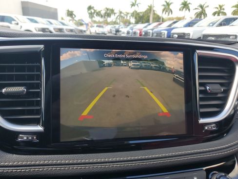 Used 2021 Chrysler Pacifica Limited w/ Uconnect Theater Family Group image 11