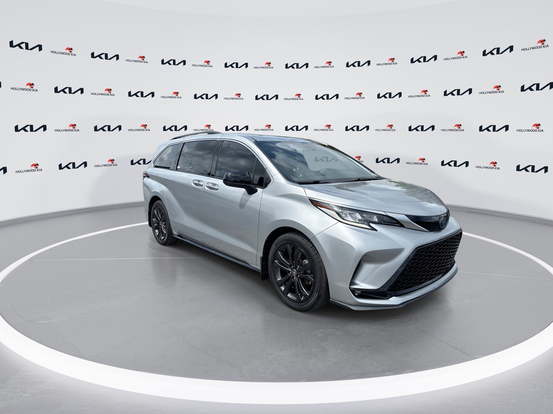 Used 2022 Toyota Sienna XSE FWD image 2
