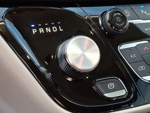 Used 2023 Chrysler Pacifica Touring-L FWD image 17