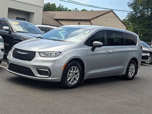 Used 2023 Chrysler Pacifica Touring image 5