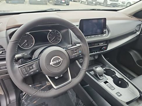 Used 2023 Nissan Rogue SV w/ SV Premium B Package FWD image 16