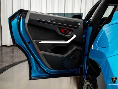 Used 2025 Lamborghini Urus SE image 48