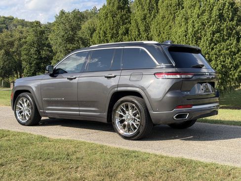 Used 2022 Jeep Grand Cherokee Summit w/ Luxury Tech Group V AWD/4WD image 2