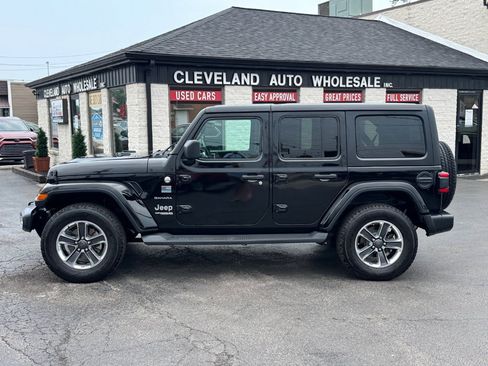 Used 2018 Jeep Wrangler Unlimited Sahara w/ Dual Top Group AWD/4WD image 2