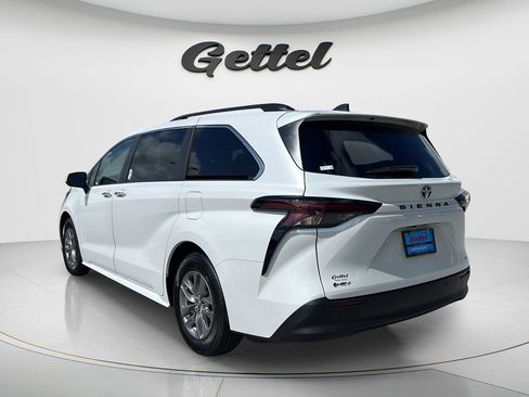 Used 2025 Toyota Sienna XLE FWD image 7