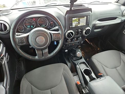 Used 2016 Jeep Wrangler Unlimited Sahara w/ Connectivity Group AWD/4WD image 13