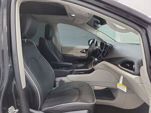 Used 2023 Chrysler Pacifica Limited FWD image 21