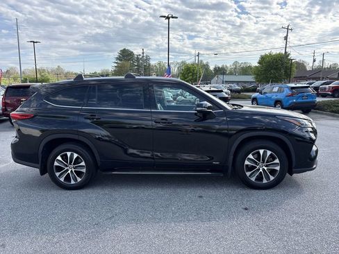 Used 2022 Toyota Highlander XLE AWD/4WD image 9