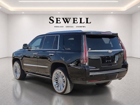 Used 2018 Cadillac Escalade Platinum AWD/4WD image 3