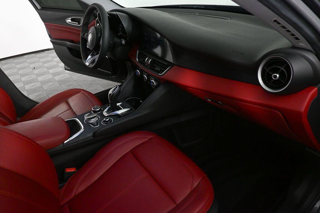 Used 2020 Alfa Romeo Giulia w/ Nero Edizione RWD image 22