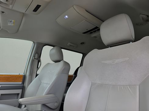 Used 2009 Chrysler Town & Country Limited w/ Entertainment Group #3 FWD image 22