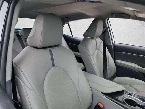 Used 2021 Toyota Camry XLE w/ Cold Weather Package image 16