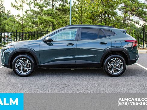 Used 2025 Chevrolet Trax LT FWD image 6
