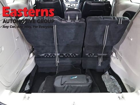 Used 2023 Chrysler Pacifica Touring-L FWD image 9