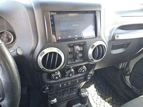 Used 2018 Jeep Wrangler Unlimited Sahara AWD/4WD image 29