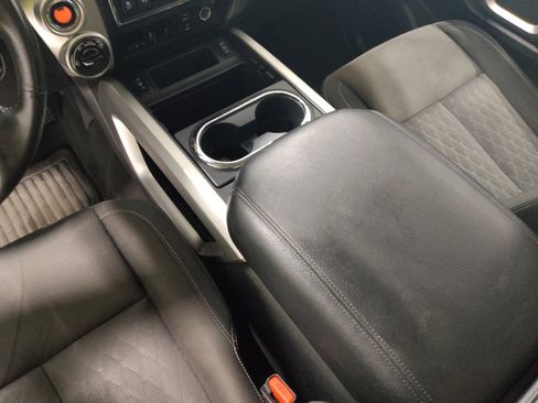 Used 2018 Nissan Titan SV w/ SV Convenience Package AWD/4WD image 26
