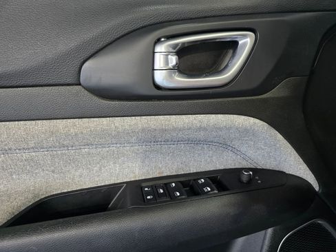 Used 2023 Jeep Compass Sport image 13